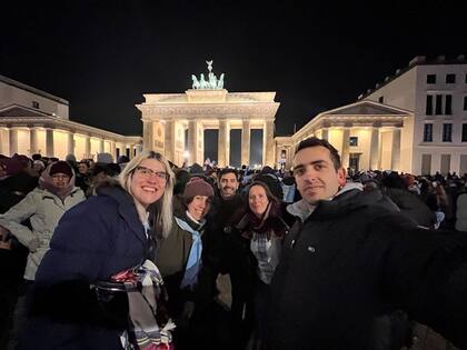 Clara y sus amigos argentinos festejando el Mundial en la puerta de Brandemburgo