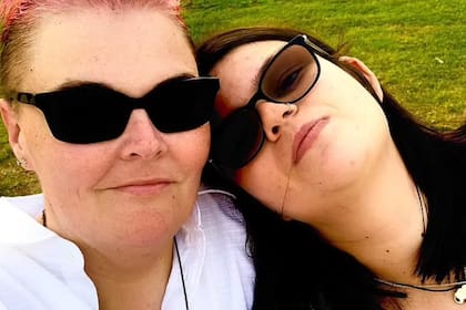 Clare junto a su pareja Lauren