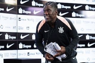 Seedorf es presentado como técnico de un Corinthians en peligro de descenso