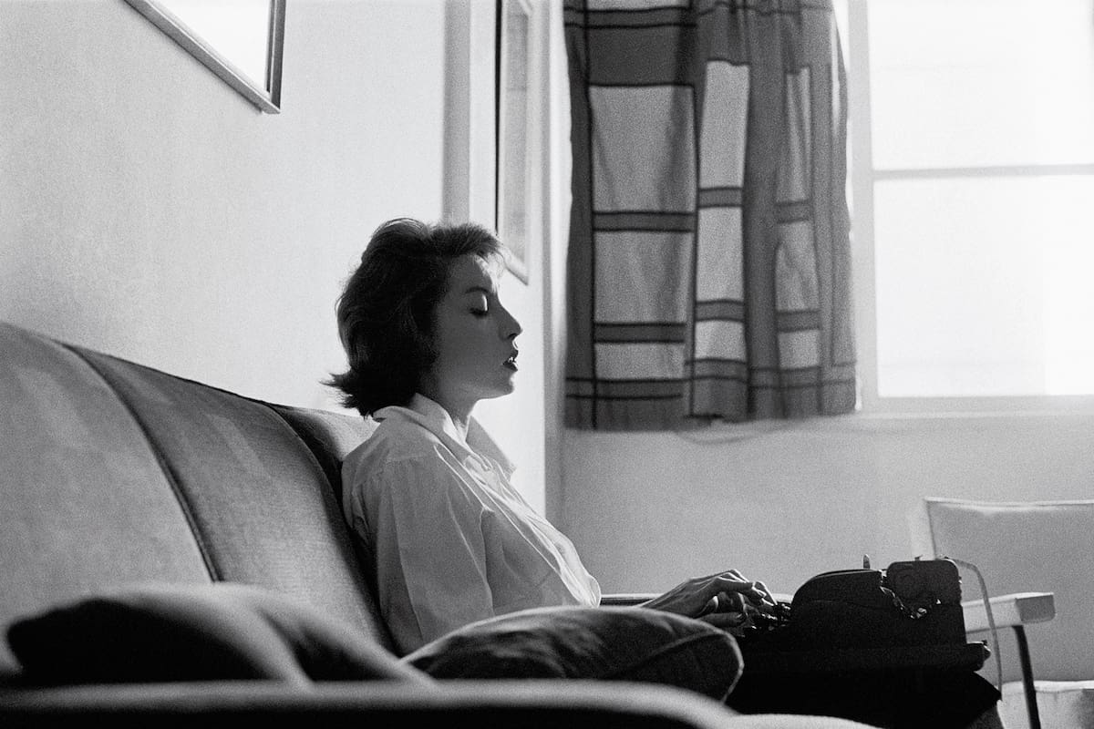 Clarice Lispector nació
en Ucrania en 1920 y se
estableció en Brasil desde
niña con su familia. Considerada una de las más
importantes escritoras
brasileñas del siglo XX,
estudió derecho en Río de
Janeiro y empezó a colaborar con diarios y revistas
locales. En 1944, con Cerca
del corazón salvaje, su
primera novela, obtuvo un
resonante éxito de ventas
y de crítica. Su vasta obra,
en la que se interroga
sobre el papel de la mujer
en la sociedad, comprende
novelas, cuentos, crónicas
y poemas