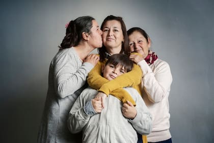 Clarisa Peralta junto a Tiziano, uno de sus hijos; su mamá, Dora; y Marta, su hermana.