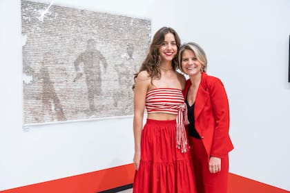 Clarisa Rueda, directora ejecutiva de la Fundación Larivière y su hija Mia Momone.