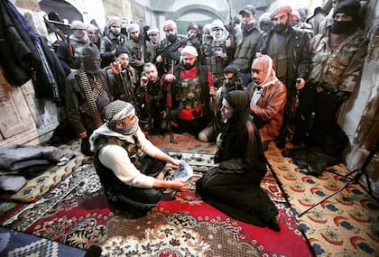 Clarissa Ward en Siria., 2012. Ella publicó la imagen en su cuenta de Instagram cuatro años más tarde: "Muchos hombres que aparecen en esta foto están muertos", escribió