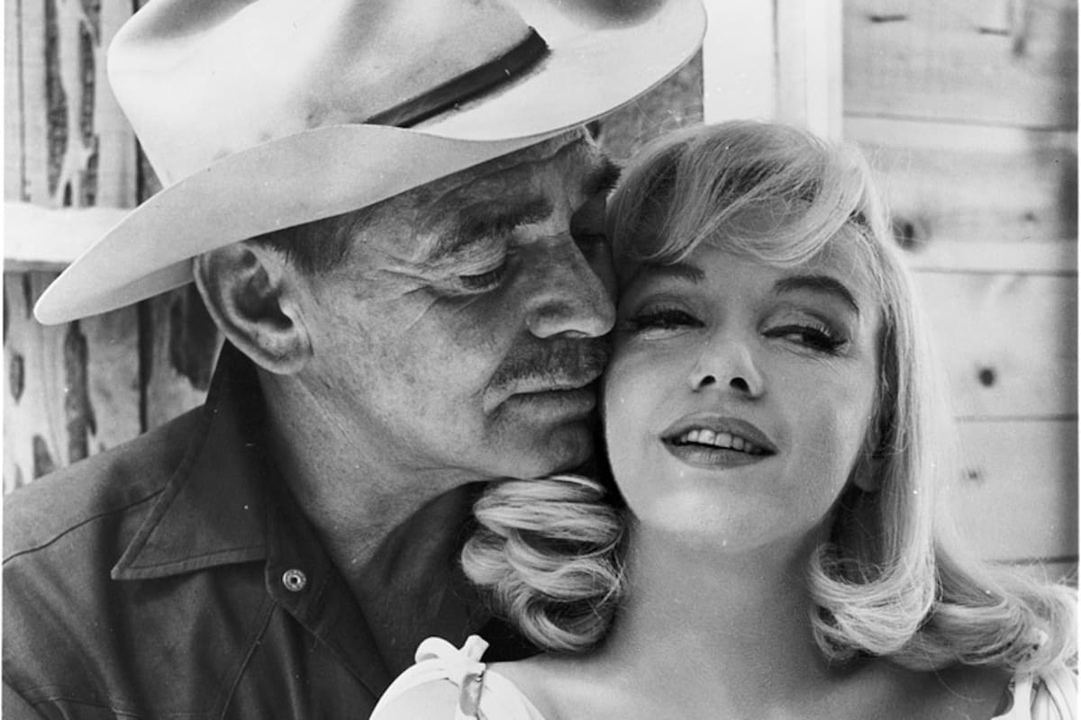 Gable soportó los desplantes y cuidó a Marilyn durante todo el rodaje de modo mucho más paternal que Huston y, ni hablar, Miller