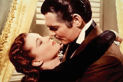 Clark Gable y Vivien Leigh como Rhett y Scarlett en Lo que el viento se llevó, un filme donde participó como extra Caren Marsh Doll
