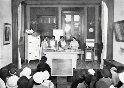 Clase de arte culinario a cargo de Doña Petrona C. de Gandulfo. 1932.