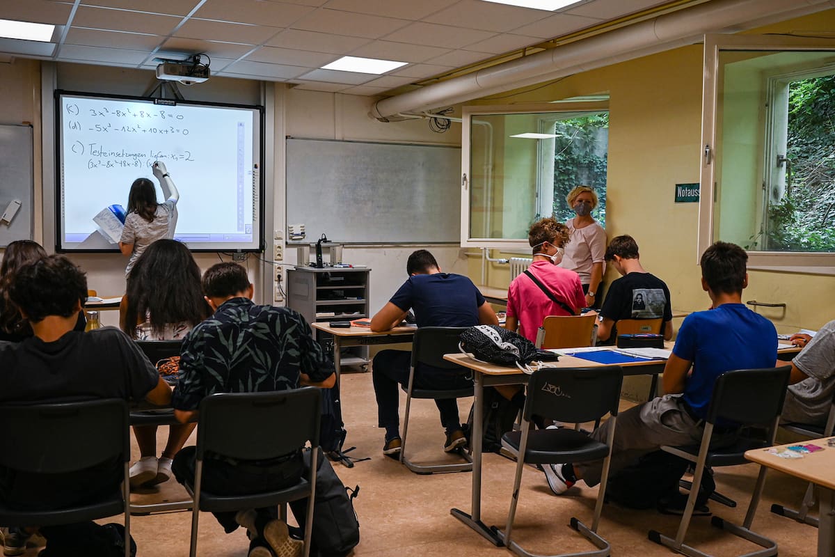 Clase de matemáticas con las ventanas abiertas de par en par, pero pocas máscaras faciales, en la escuela secundaria Heinz-Berggruen en Berlín, el 13 de agosto de 2020
