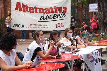 Clase publica de los representantes de los gremios docentes frente a la residencia de Olivos, sobre av. Maipu, contra el inicio de las clases presenciales