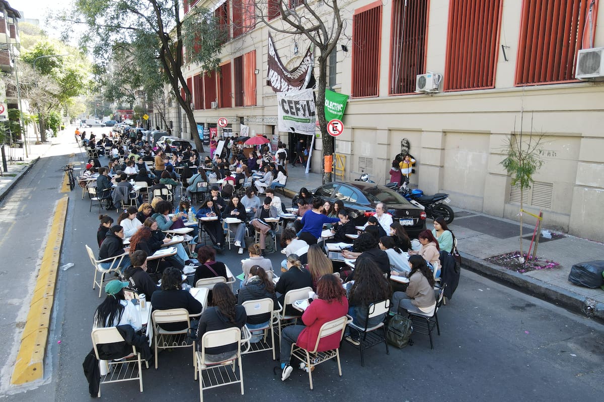 clase-publica-en-la-calle-de-la-facultad-de-3KD3HFBAEZCY5K4I6SW67KUSJU