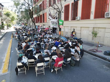 Clase pública en la calle de la Facultad de filosofía y letras de la UBA