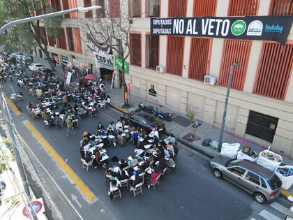 Clase pública en Puán, donde está la Facultad de Filosofía y Letras de la UBA