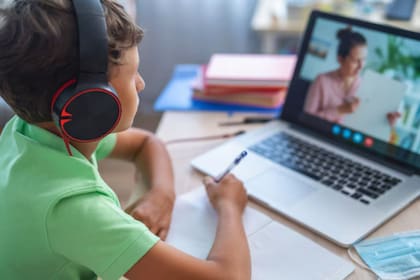 Las instituciones educativas de Nueva Jersey no pueden impartir clases de manera virtual en los días de nieve debido a una vieja ley estatal que exige que los estudiantes deben concurrir a la escuela de manera presencial por lo menos 180 días al año (Freepik)