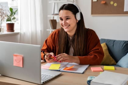 El aprendizaje remoto durante los días de nieve podría evitar que los distritos escolares tuvieran que agregar días escolares para alcanzar el requisito mínimo (Freepik)