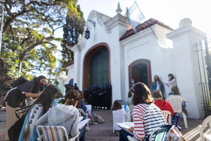 Clases abiertas en la puerta de la Quinta de Olivos fue una de las protestas de los padres organizados
