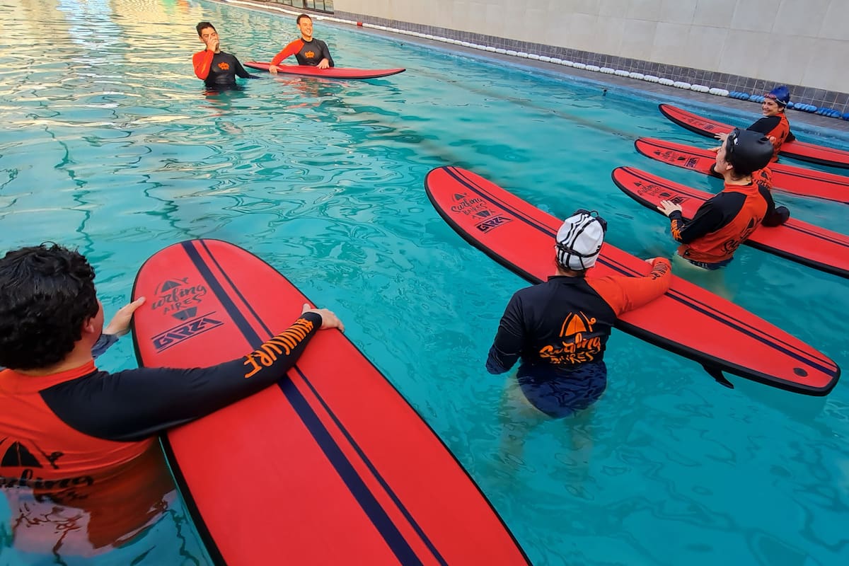 Clases de surf en piletas, la nueva tendencia para los amantes del deporte que no viven en la costa
