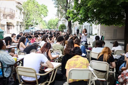 Clases en la calle en la sede Puan de la Universidad de Buenos Aires