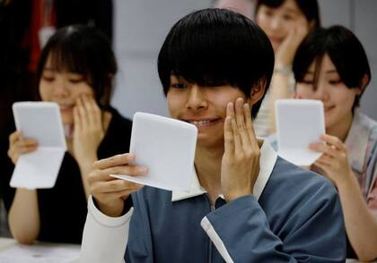 Clases para aprender a sonreír: la moda que va a más en Japón tras años de mascarilla por el Covid
