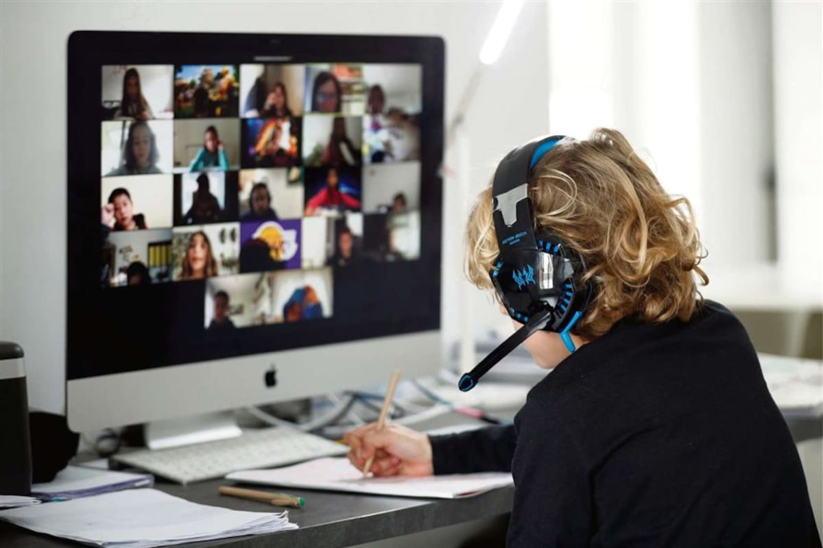 Clases vía zoom durante el confinamiento por Covid en Barcelona, en abril