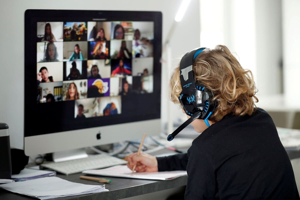 Clases vía zoom durante el confinamiento por Covid en Barcelona, en abril