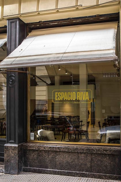 Clásica fachada del Pasaje, hoy restituida para la circulación artística.