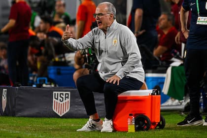 Clásica postura de Bielsa, a puro grito y sentado sobre una heladera al borde del campo de juego.