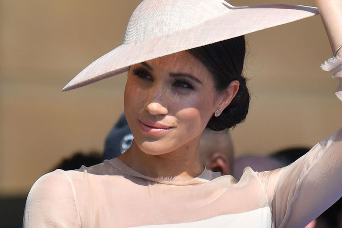 Clásica y elegante, Meghan llevaba un sombrero rosa que le combinaba con el bolso y los zapatos.