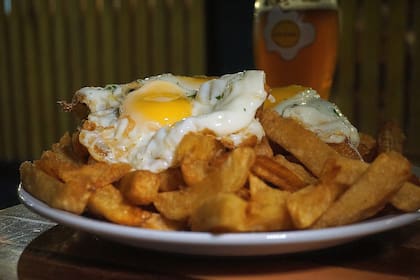 Las papas fritas a caballo es un clásico argentino