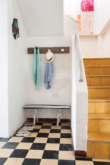Clásico de la casa de playa, los bancos (ideales para sacarse la arena de los pies) se ubican en rincones estratégicos de los ingresos.