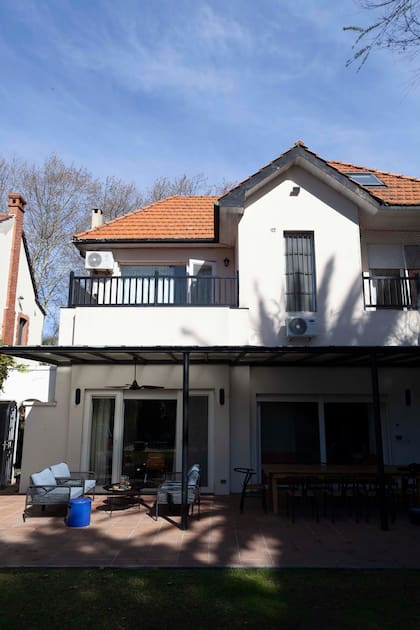 Clásico del barrio, la casa es de estilo inglés. La terraza en la planta alta se comunica con el dormitorio principal.