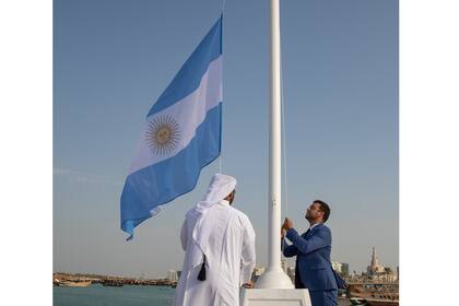 Clasificado el equipo nacional, una bandera albiceleste fue izada en Qatar: la Argentina se aseguró tempranamente un lugar en el Mundial y hacia él acudirán hinchas del seleccionado.