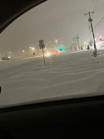Classen Blvd completamente cubierta de nieve al igual que todas las carreteras
en el sur de la ciudad Norman