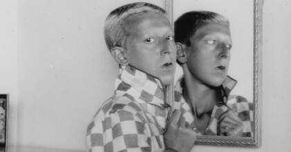 Claude Cahun desafió las convenciones sociales de principios del siglo XX al adoptar una identidad no binaria