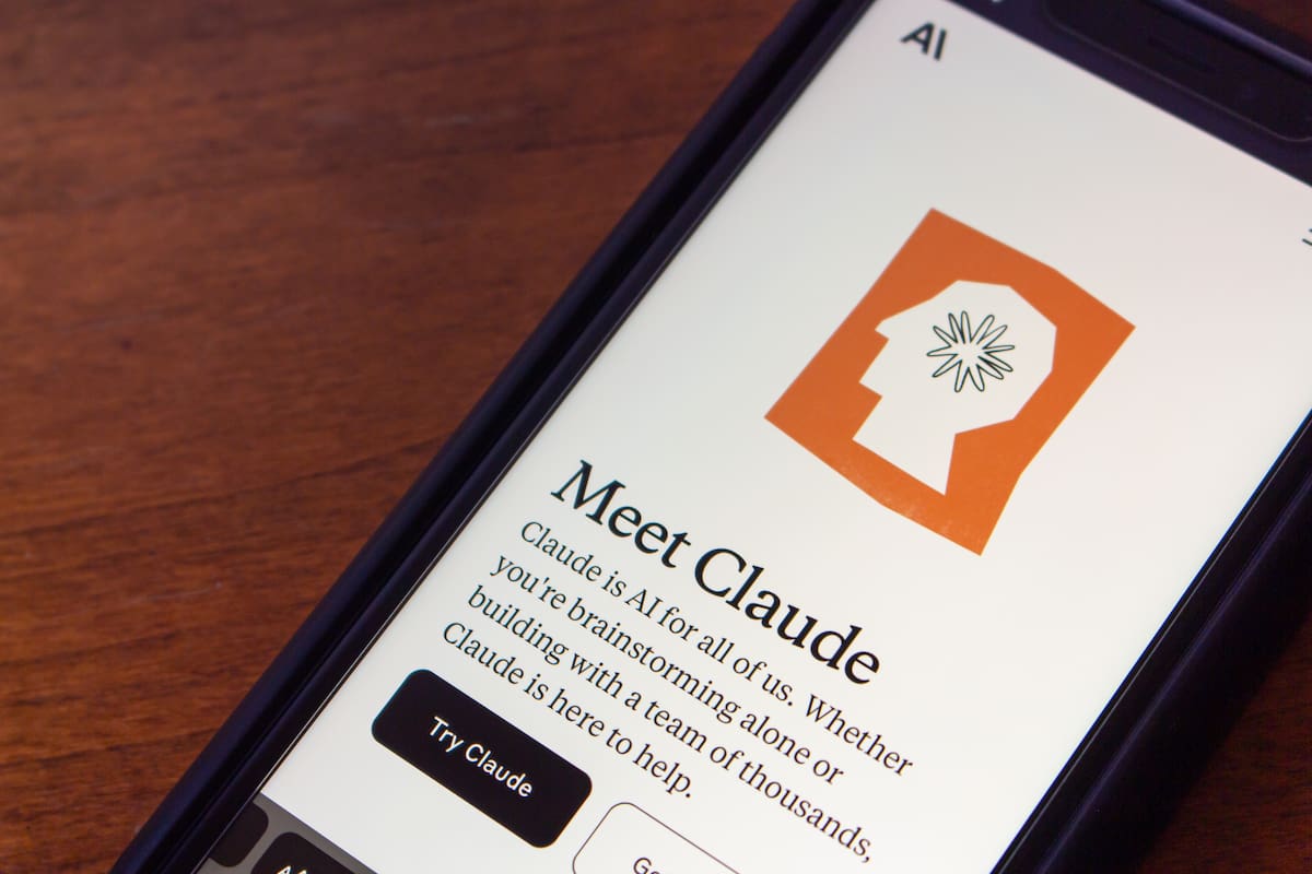 Claude, la IA de Anthropic, ahora tiene un modo de interacción con la voz, al estilo de ChatGPT y Gemini Live