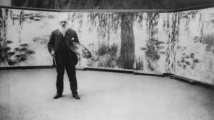 Claude Monet con sus nenúfares que hoy se exponen en L' Orangerie.