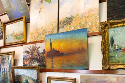 Claude Monet solía exponer sus cuadros en la sala principal de su casa.