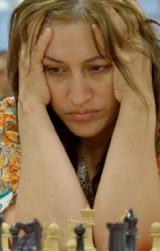 Claudia jugando