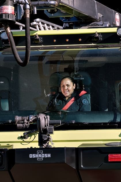 Claudia Acosta es la primera mujer en manejar los camiones para emergencias aeronáuticas Oshkosh de los bomberos de la Policía Federal. Una máquina de 43 toneladas y seis ruedas que alcanza los 120 kilómetros por hora en 30 segundos