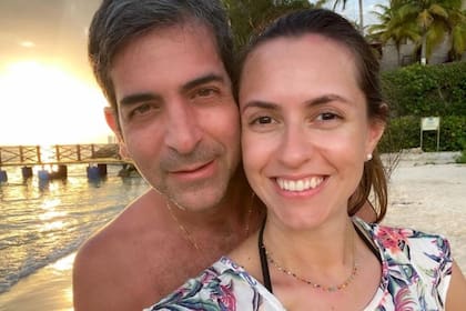 Claudia Aguilera, una reconocida periodista en Paraguay, pidió justicia por su la muerte de su marido Marcelo Pecci; en la imagen, la pareja disfrutando de su luna de miel en Colombia