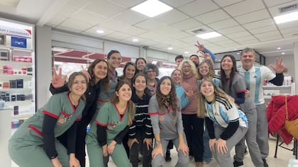 Claudia Blanco junto a los empleados de la farmacia de Necochea