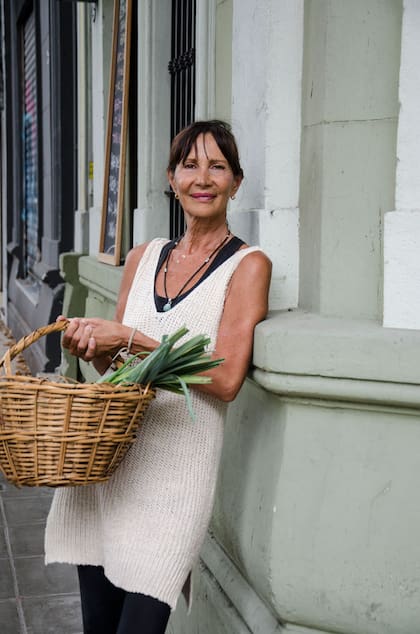 Claudia Carrara Fundadora de Bio Solo Orgánico, el primer restaurante orgánico de Buenos Aires. BIO cocina con vegetales y frutas cosechadas en el mismo día y sólo se utilizan productos orgánicos. BIO ofrece un curso de Cocina Vegetariana y Orgánica. Dirección: Humboldt 2192 (esquina Guatemala), Pal