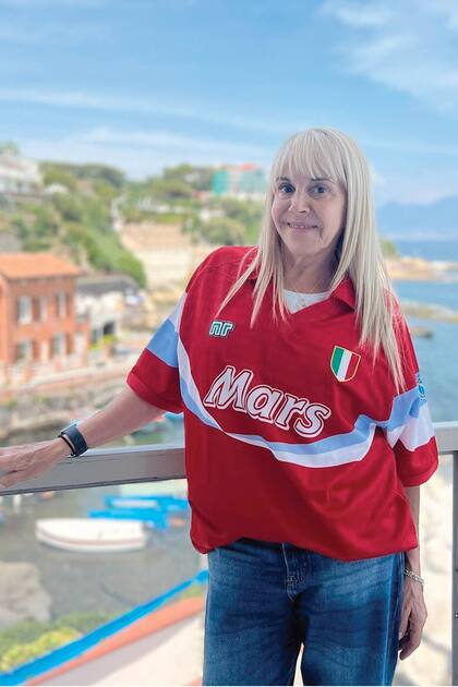 Claudia compartió en su cuenta de Instagram una foto de su viaje a Italia con la camiseta del club napolitano. “Después de 12 años volví a una ciudad que amo y donde fui muy feliz. ¡Gracias Napoli por tanto cariño!”, escribió.