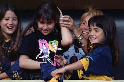 Claudia, Dalma y Gianinna sonríen junto a dos amiguitas en los viejos palcos de la Bombonera, durante el regreso de Diego a Boca
FOTO: LEONARDO CAVALLO