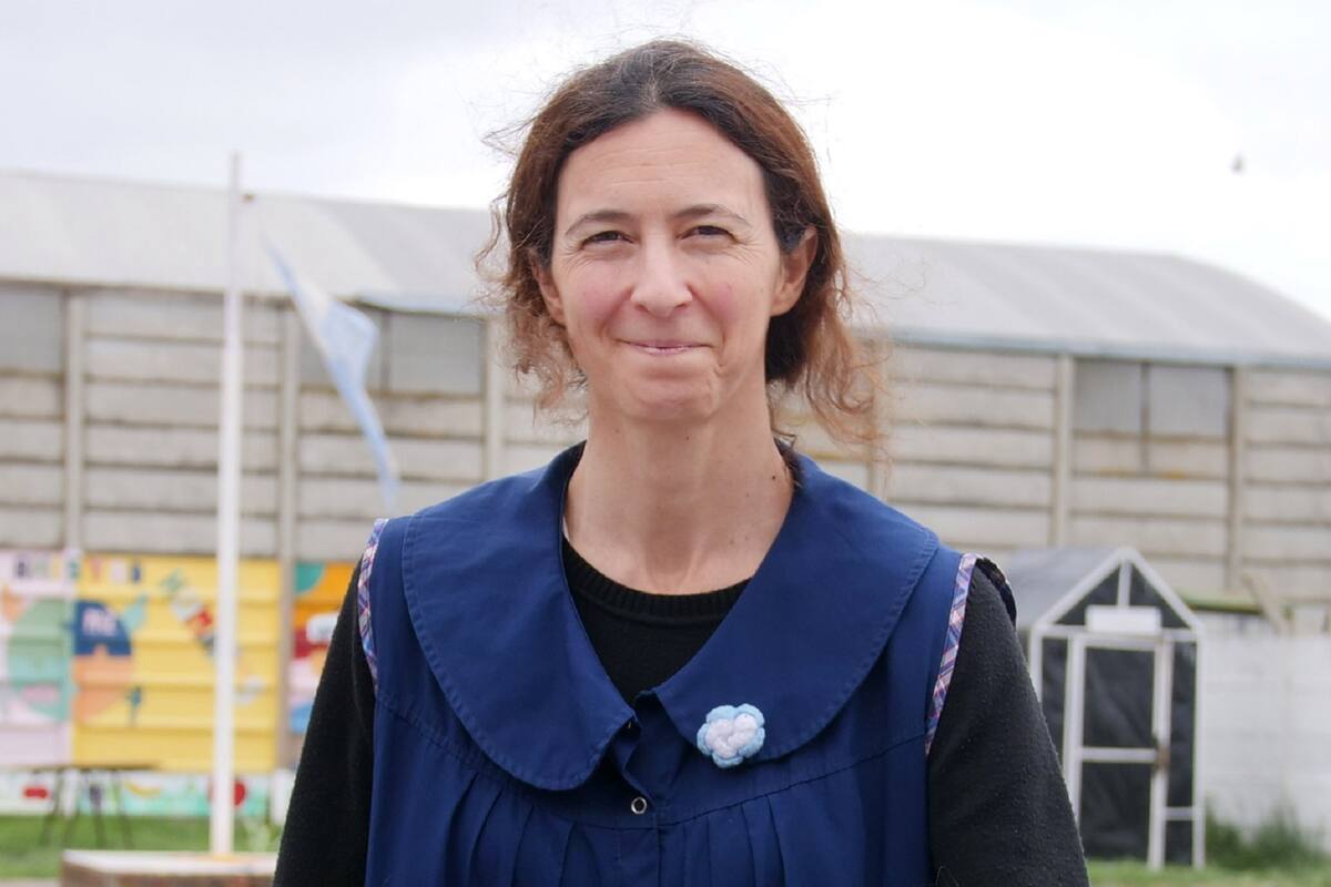 Claudia Distéfano da clases en una escuela secundaria rural bonaerense y gracias a un proyecto de un biodigestor logró mejorar el clima escolar y ganar el premio Fundación La Nación a la Educación; en el Día del Profesor y la Profesora, cómo es trabajar y contener a los alumnos a la distancia y en p
