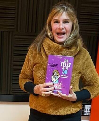 Claudia escribió seis libros de humor y acaba de publicar el séptimo: Ser feliz a los 50: otro libro de autoengaño.