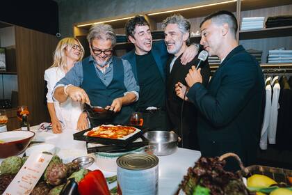 Claudia Fontán, Donato de Santis, Esteban Lamothe, Leonardo Sbaraglia y el Chino Leunis durante la divertida master class de pizza.