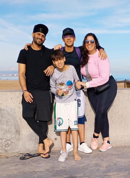Claudia Gisela Forza con su familia en la playa de las Arenas en Valencia