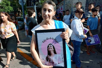 Claudia Hipólito, de 51 años, lleva una foto gigante de la vicepresidenta Victoria Villarroel, con la leyenda “Feliz día de la Mujer”