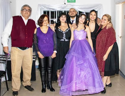 Claudia, junto a "el alto", cuatro de sus hijos y una nieta.