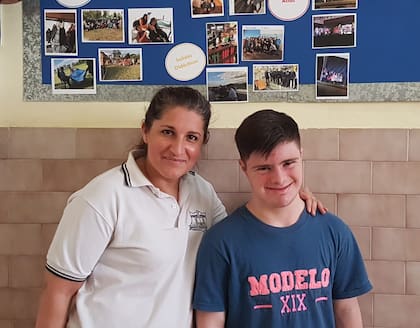 Claudia junto a Zequi en la escuela