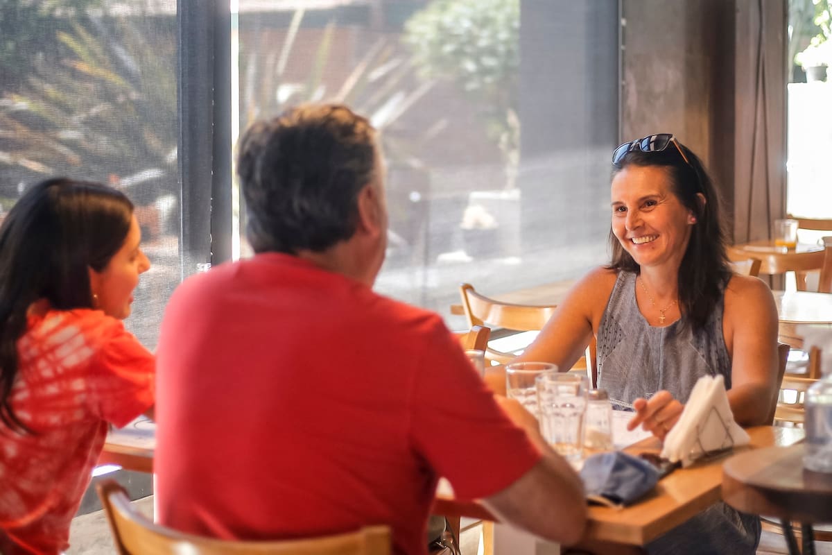Claudia, la mamá, Guillermo y Abril festejan el festejan el Día de la Madre en un conocido restaurante de Villa General Belgrano